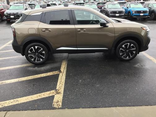 Canyon Bronze M 2026 Nissan Kicks SV