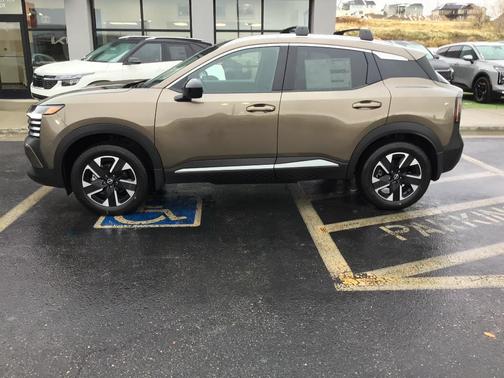 Canyon Bronze M 2026 Nissan Kicks SV