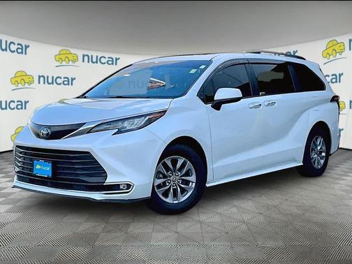 Wind Chill Pearl 2022 Toyota Sienna XLE