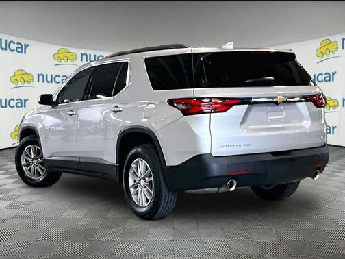 Silver Ice Metallic 2022 Chevrolet Traverse LT Cloth