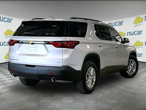 Silver Ice Metallic 2022 Chevrolet Traverse LT Cloth