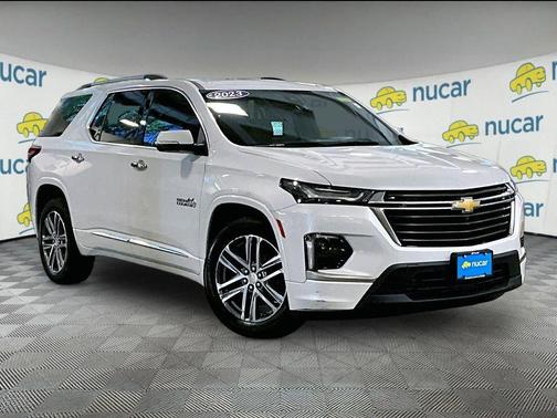 Iridescent Pearl Tricoat 2023 Chevrolet Traverse High Country