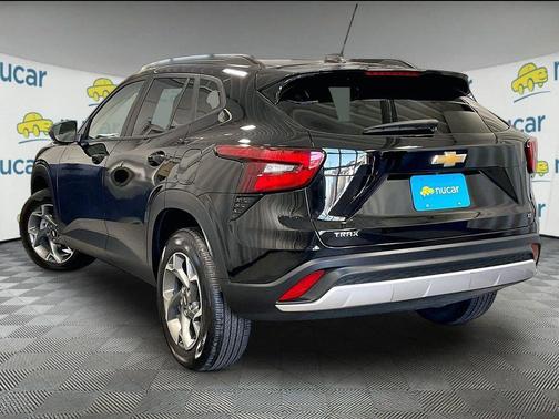 Mosaic Black Metallic 2025 Chevrolet Trax LT