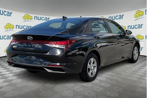 2022 Hyundai ELANTRA SE