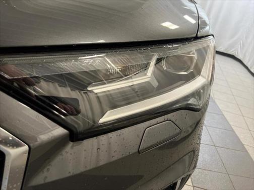 Photo 2 of 36 of 2020 Audi Q7 45 Premium