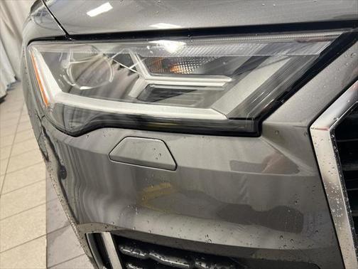 Photo 5 of 36 of 2020 Audi Q7 45 Premium