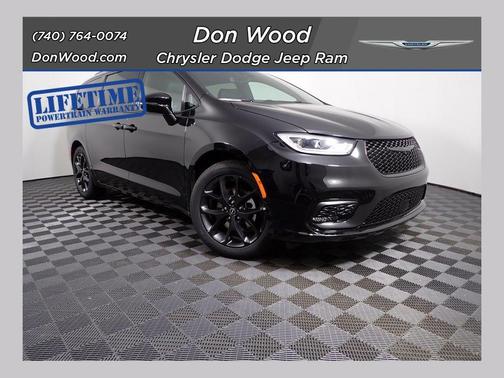 Diamond Black 2026 Chrysler Pacifica Select