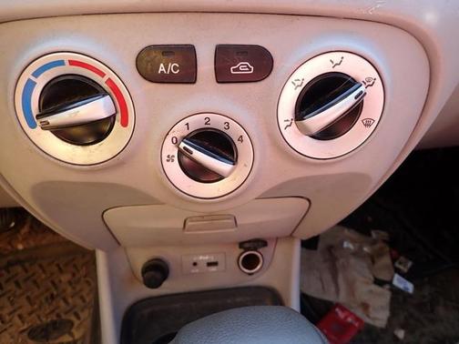 Photo 5 of 12 of 2010 Hyundai Accent GLS