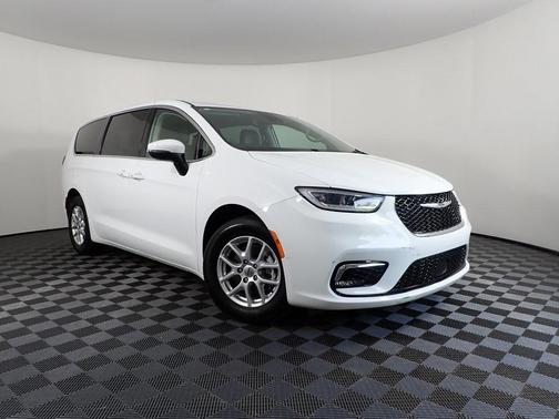 2023 Chrysler Pacifica Touring-L