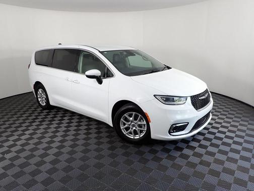 2023 Chrysler Pacifica Touring-L