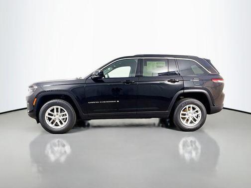 Diamond Black Crystal Pearlcoat 2026 Jeep Grand Cherokee Laredo
