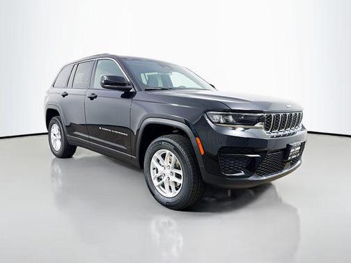 Diamond Black Crystal Pearlcoat 2026 Jeep Grand Cherokee Laredo
