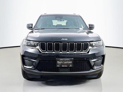 Diamond Black Crystal Pearlcoat 2026 Jeep Grand Cherokee Laredo