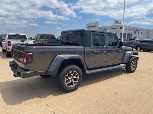 Granite Crystal Metallic Clearcoat 2024 Jeep Gladiator Sport S