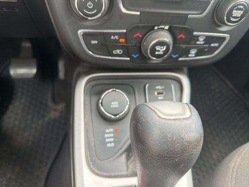 Diamond Black Crystal Pearlcoat 2020 Jeep Compass Sport