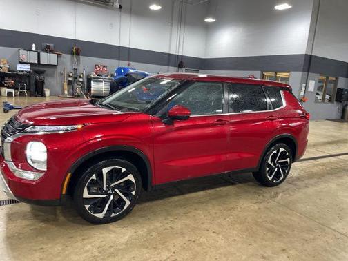 Red Diamond 2023 Mitsubishi Outlander SE 2.5 S-AWC