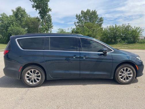 Fathom Blue Pearlcoat 2022 Chrysler Pacifica Touring L