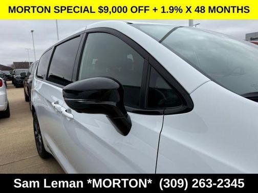 Bright White Clearcoat 2026 Chrysler Pacifica L