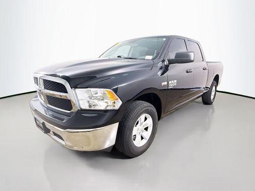 Diamond Black Crystal Pearlcoat 2019 RAM 1500 SLT
