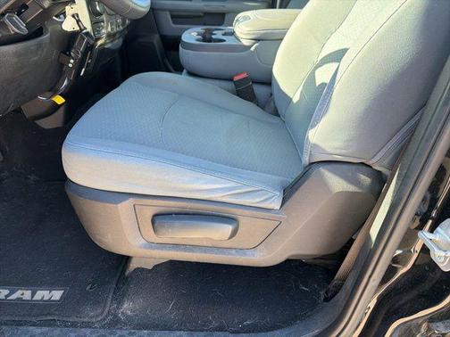 Diamond Black Crystal Pearlcoat 2019 RAM 1500 SLT
