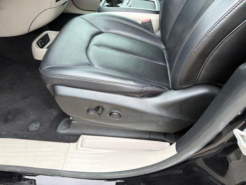 Diamond Black Crystal Pearlcoat 2024 Chrysler Pacifica Touring L