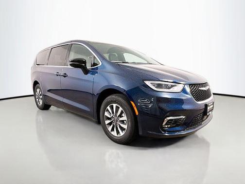 2025 Chrysler Pacifica Hybrid Select