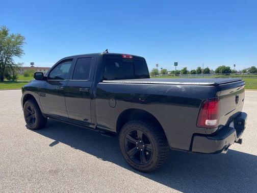 Brilliant Black Crystal Pearlcoat 2017 RAM 1500 Sport