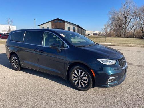 2022 Chrysler Pacifica Hybrid Touring L
