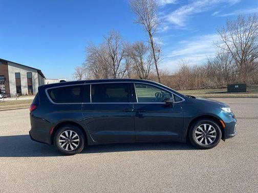 2022 Chrysler Pacifica Hybrid Touring L