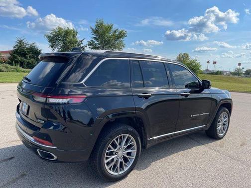 2022 Jeep Grand Cherokee Summit