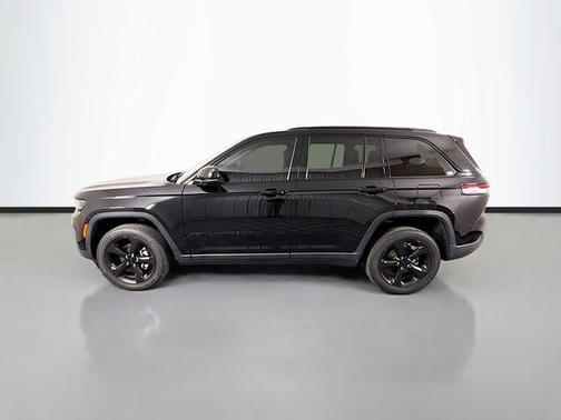Diamond Black Crystal Pearlcoat 2023 Jeep Grand Cherokee Altitude