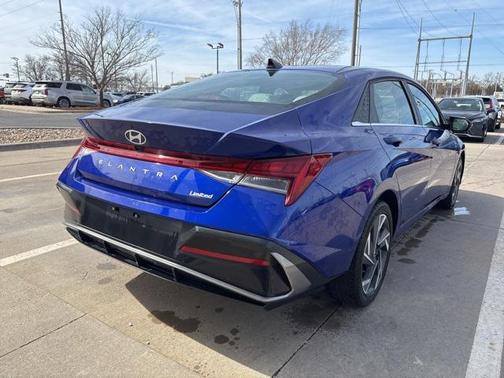 2025 Hyundai ELANTRA Limited