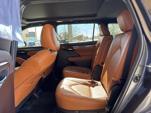 2022 Toyota Highlander Hybrid Platinum