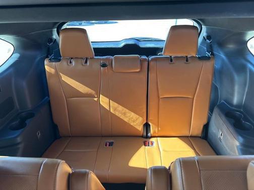 2022 Toyota Highlander Hybrid Platinum