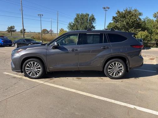 2022 Toyota Highlander Hybrid Platinum