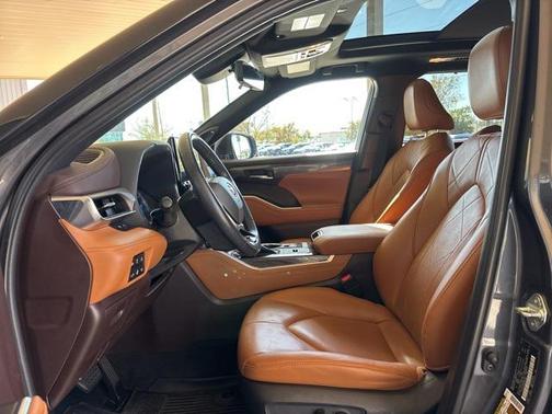 2022 Toyota Highlander Hybrid Platinum