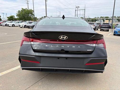 Abyss Black 2025 Hyundai ELANTRA HEV SEL Sport