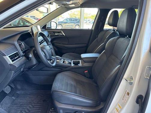 White Diamond 2024 Mitsubishi Outlander SE 2.5 S-AWC