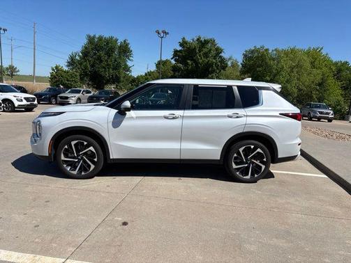 White Diamond 2024 Mitsubishi Outlander SE 2.5 S-AWC