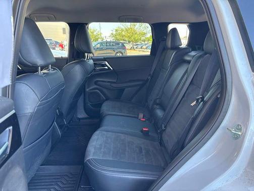 White Diamond 2024 Mitsubishi Outlander SE 2.5 S-AWC