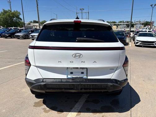 Atlas White 2025 Hyundai KONA SEL