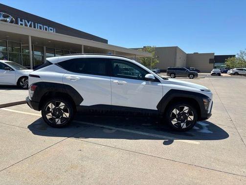 Atlas White 2025 Hyundai KONA SEL