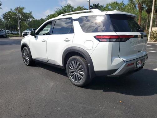 2025 Nissan Pathfinder SL