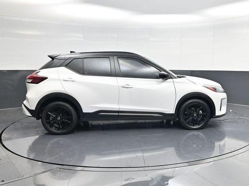 Aspen White / Super Black 2023 Nissan Kicks SR