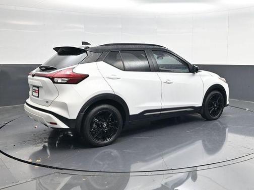 Aspen White / Super Black 2023 Nissan Kicks SR
