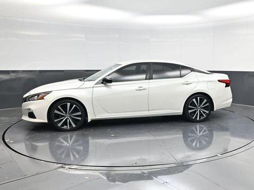 White 2020 Nissan Altima 2.5 SR