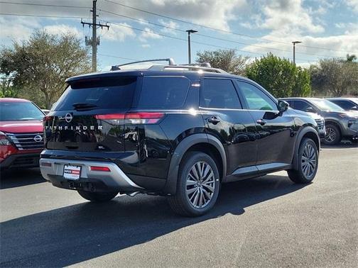 2025 Nissan Pathfinder SL