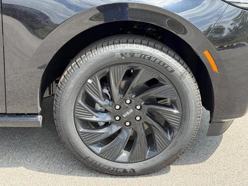 Infinite Black Metallic Clearcoat 2026 Lincoln Navigator Reserve