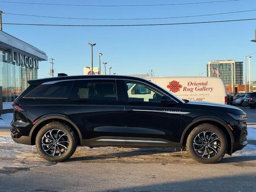 Infinite Black Metallic Clearcoat 2026 Lincoln Nautilus Premiere