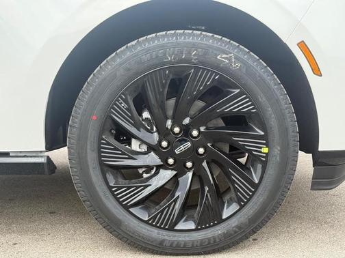 Pristine White Metallic Tri-Coat 2026 Lincoln Navigator Reserve